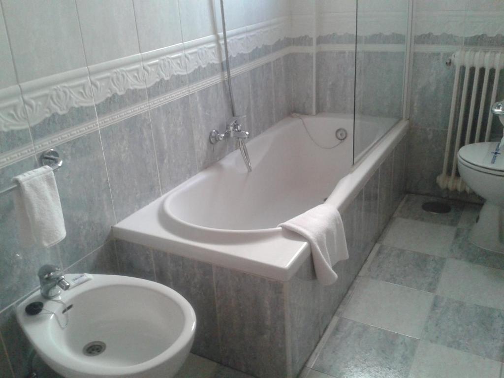 Hotel Nuevo Ara Caces Екстериор снимка
